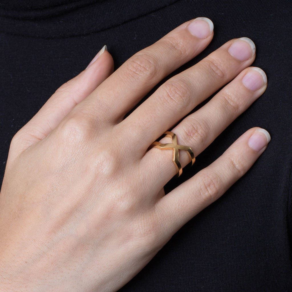 B 226 - Round X Ring - Gold