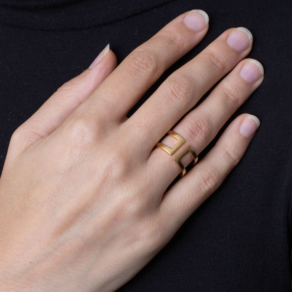 B 226 - Round X Ring - Gold